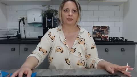 Snapshot of mojjo_erika chatting on 02/02/25, 08:13 erika online show from 02/02/25, 08:13