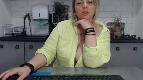 Snapshot of mojjo_erika chatting on 02/06/25, 01:32 erika online show from 02/06/25, 01:32