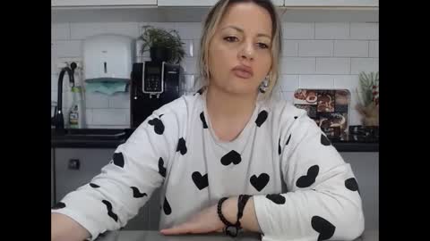 Snapshot of mojjo_erika chatting on 02/14/25, 08:31 erika online show from 02/14/25, 08:31