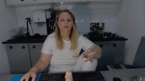 Snapshot of mojjo_erika chatting on 09/25/25, 07:23 erika online show from 09/25/25, 07:23