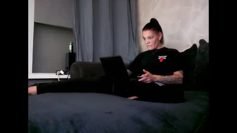 Snapshot of mokkeltje9 chatting on 09/24/25, 07:17 KinkyCoupleNL online show from 09/24/25, 07:17