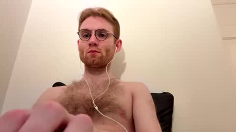 Snapshot of molliter chatting on 11/11/25, 12:32 molliter online show from 11/11/25, 12:32