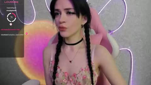 Snapshot of molly_crystall chatting on 06/26/26, 02:49 Molly - online show from 06/26/26, 02:49