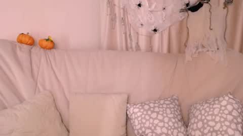molly_kisss online show from 10/18/25, 09:21