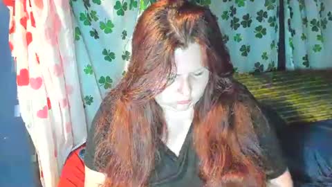 Snapshot of molly_moons chatting on 06/27/26, 01:32 molly_moons online show from 06/27/26, 01:32