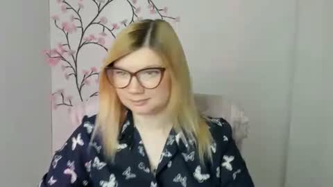 Snapshot of molly_moree chatting on 05/18/26, 11:38 Molly online show from 05/18/26, 11:38