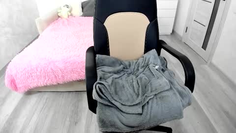 Snapshot of molly_sweetbaby chatting on 10/10/25, 12:26 Ill tell you when were private online show from 10/10/25, 12:26