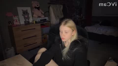 MollyBrith online show from 11/11/25, 09:04