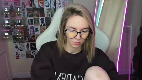 Molly online show from 10/05/25, 01:37