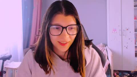 Snapshot of mollylollipop20 chatting on 05/25/26, 04:18 KIRA online show from 05/25/26, 04:18