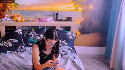 Snapshot of mollylollipop20 chatting on 06/17/26, 04:59 KIRA online show from 06/17/26, 04:59