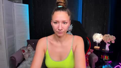 hi im Molly heregreat boobs big heart  warm pussy  online show from 11/18/25, 12:38