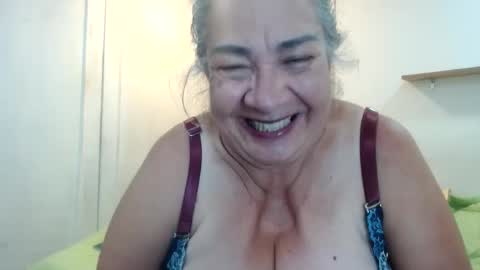 Snapshot of mom_is_wet chatting on 12/26/24, 05:47 nativa online show from 12/26/24, 05:47