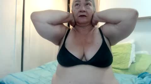 Snapshot of mom_is_wet chatting on 02/11/25, 03:50 nativa online show from 02/11/25, 03:50