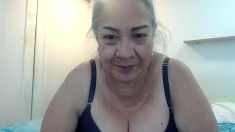 Snapshot of mom_is_wet chatting on 02/16/25, 03:37 nativa online show from 02/16/25, 03:37