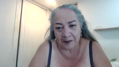 Snapshot of mom_is_wet chatting on 02/18/25, 03:31 nativa online show from 02/18/25, 03:31
