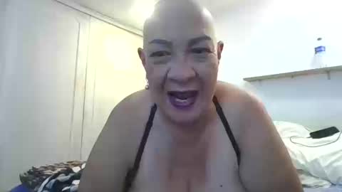 Snapshot of mom_is_wet chatting on 10/15/25, 04:01 nativa online show from 10/15/25, 04:01