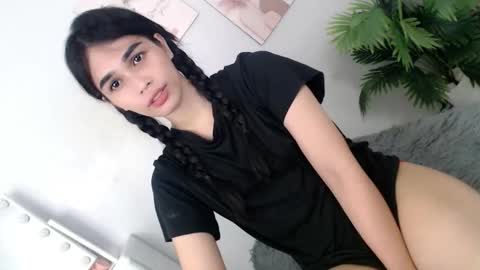 Snapshot of momi_khem019 chatting on 05/21/26, 06:20 MOMIKHEM online show from 05/21/26, 06:20