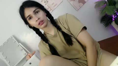 Snapshot of momi_khem019 chatting on 05/26/26, 06:31 MOMIKHEM online show from 05/26/26, 06:31