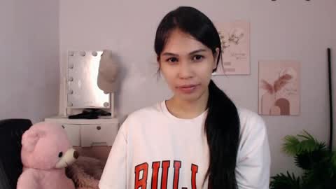 Snapshot of momi_khem019 chatting on 07/27/26, 08:21 MOMIKHEM online show from 07/27/26, 08:21