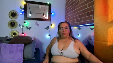 Snapshot of mommy_boobs_ chatting on 02/22/25, 08:42 Maja online show from 02/22/25, 08:42