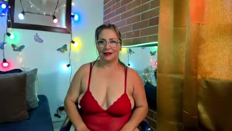 Snapshot of mommy_boobs_ chatting on 03/01/25, 04:44 Maja online show from 03/01/25, 04:44