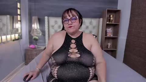 Snapshot of mommy_cute chatting on 06/25/26, 03:17 Jelitza online show from 06/25/26, 03:17
