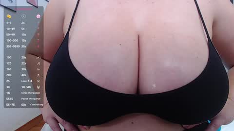 Snapshot of mommyissuess_ chatting on 01/27/25, 10:49 Daphne  online show from 01/27/25, 10:49