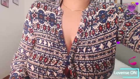 Snapshot of mommyissuess_ chatting on 02/06/25, 08:02 Daphne  online show from 02/06/25, 08:02