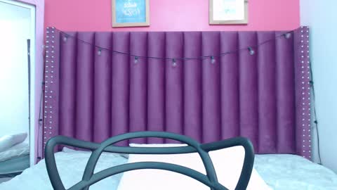 Snapshot of mommyissuess_ chatting on 02/15/25, 06:02 Daphne  online show from 02/15/25, 06:02