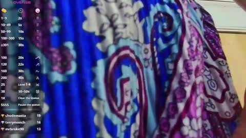 Snapshot of mommyissuess_ chatting on 02/25/25, 12:58 Daphne  online show from 02/25/25, 12:58