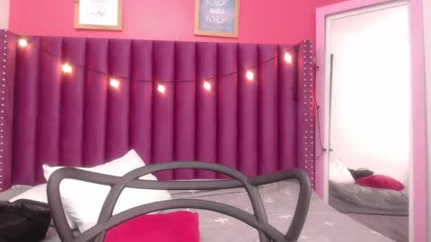 Snapshot of mommyissuess_ chatting on 02/26/25, 09:42 Daphne  online show from 02/26/25, 09:42