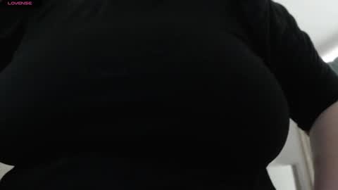 Snapshot of mommyissuess_ chatting on 10/15/25, 07:14 Daphne  online show from 10/15/25, 07:14