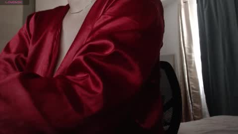 Snapshot of mommyissuess_ chatting on 10/16/25, 10:22 Daphne  online show from 10/16/25, 10:22