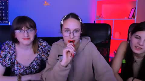 Mona  online show from 11/05/25, 08:09