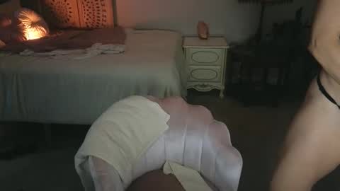 Mona online show from 11/06/25, 02:29