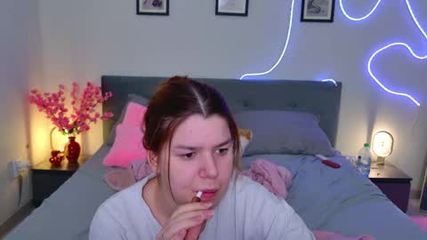 Snapshot of moneyforpeaches chatting on 04/21/26, 04:12 moneyforpeaches online show from 04/21/26, 04:12