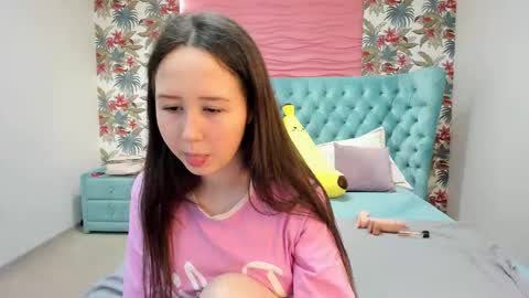 Monica online show from 12/05/25, 04:14