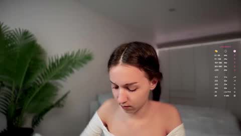 Snapshot of monnymoonn chatting on 10/15/25, 08:03 Mary online show from 10/15/25, 08:03