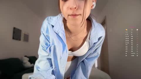 Snapshot of monnymoonn chatting on 10/29/25, 05:20 Mary online show from 10/29/25, 05:20