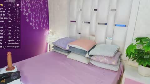 Snapshot of moom_ivy_ chatting on 07/23/26, 02:04 online show from 07/23/26, 02:04
