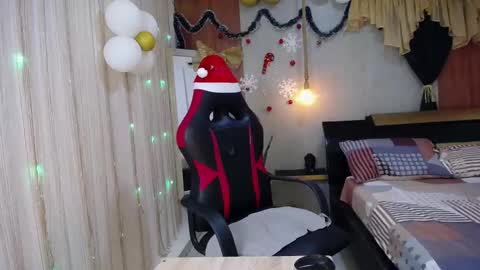 moon_and_fire_ online show from 12/04/25, 04:44