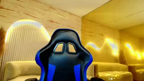 Snapshot of moon_red_r chatting on 06/17/26, 01:23 Moon online show from 06/17/26, 01:23