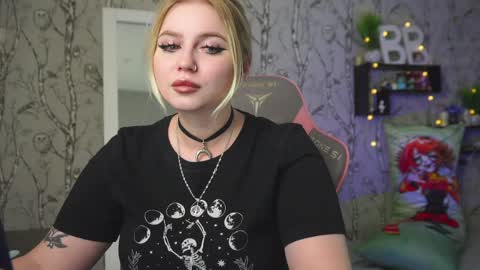 Snapshot of moon_valkyriie chatting on 03/30/26, 09:32 Emilia online show from 03/30/26, 09:32