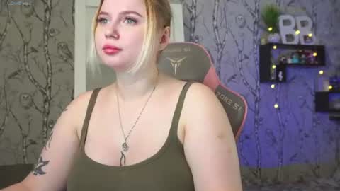 Snapshot of moon_valkyriie chatting on 06/10/26, 10:14 Emilia online show from 06/10/26, 10:14