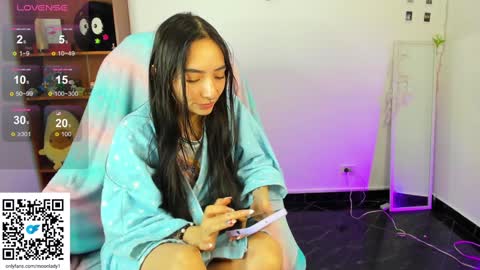 Snapshot of moonlady_ chatting on 01/21/25, 06:33 MOON  online show from 01/21/25, 06:33