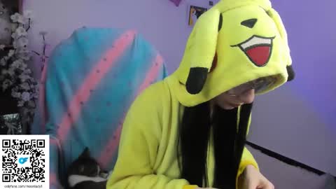 Snapshot of moonlady_ chatting on 09/15/25, 12:10 MOON  online show from 09/15/25, 12:10