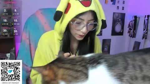 Snapshot of moonlady_ chatting on 10/28/25, 02:04 MOON online show from 10/28/25, 02:04