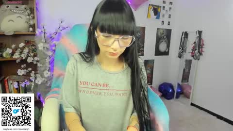 Snapshot of moonlady_ chatting on 11/07/25, 10:43 MOON online show from 11/07/25, 10:43