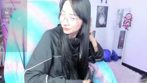 Snapshot of moonlady_ chatting on 12/15/25, 02:49 MOON online show from 12/15/25, 02:49